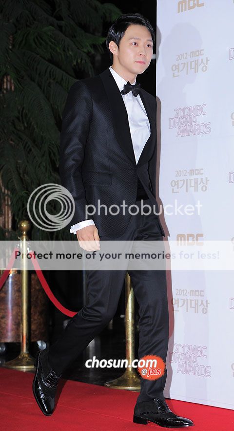 [30.12.12][Pics] Yoochun - MBC Drama Awards  2012123100872_2_zpsdca1ee91